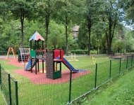 Piwniczna_Zdr_j_os._Czercz_plac_zabaw_przy_ul._Szczawnickiej.JPG