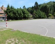 Piwniczna_Zdr_j_os._Kosarzyska_boisko_asfaltowe_przy_SP_zdj._1_.JPG