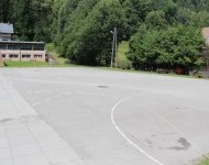 Piwniczna_Zdr_j_os._Kosarzyska_boisko_asfaltowe_przy_SP_zdj._2_.JPG