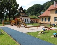 Piwniczna_Zdr_j_os._Kosarzyska_plac_zabaw_przy_SP_zdj._1_.JPG
