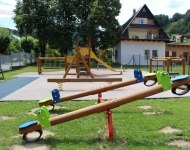 Piwniczna_Zdr_j_os._Kosarzyska_plac_zabaw_przy_SP_zdj._2_.JPG