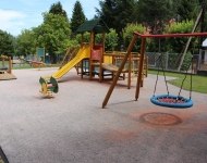 Piwniczna_Zdr_j_os._Kosarzyska_plac_zabaw_przy_SP_zdj._3_.JPG