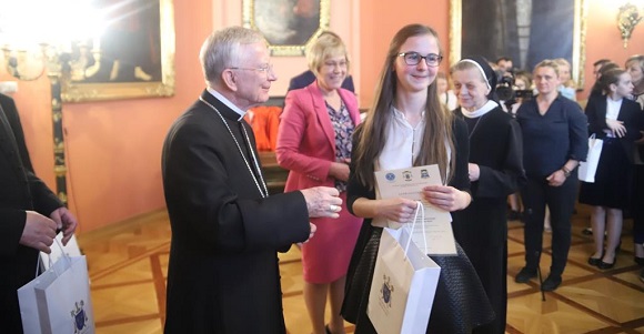 Uczennica SP w Głębokiem została laureatką Wojewódzkiego Konkursu Biblijnego